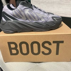 Yezzy 700 MNV “Geode”